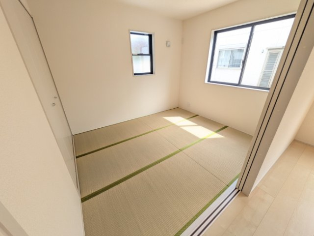 水戸市堀町23　新築戸建の洋室|リビングと繋がる多目的スペース。引き戸を開ければ広々LDK、閉じれば客間や書斎、お子様の遊び場に早変わりします。