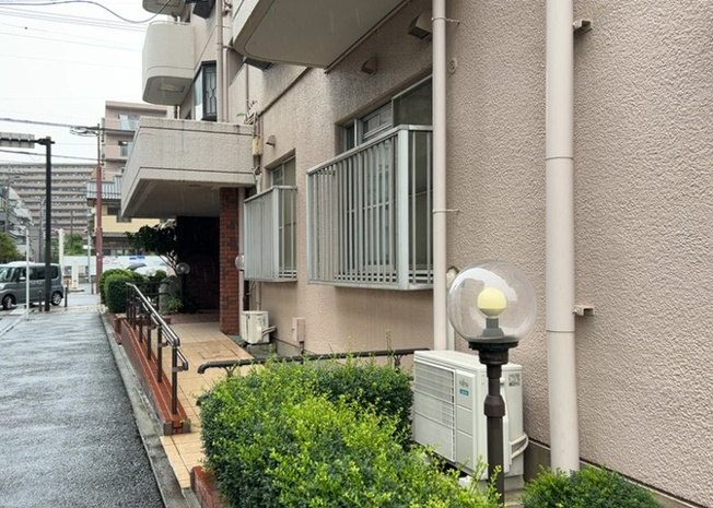 【庭】 | チサンマンション鹿沼台 | 物件によっては、入居者が個人的に使用できる専用庭がついているものもあります。また、住宅の中にある土間の部分を庭と呼ぶこともあります。庭の用途は住む人によって変わり、それによってデザインもさまざまです。