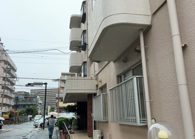 【中庭】 | チサンマンション鹿沼台 | 中庭（パティオ）とは、一つの建築物の内部に設けられた、壁などで囲われている庭のことを指します。コの字型、ロの字型が主流ですが、L字型の中庭もあります。最近では、インテリア性の高さからも人気があります。