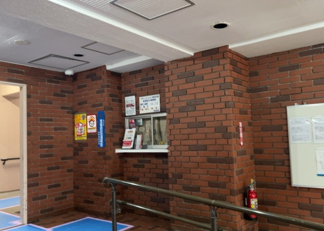 【受付】 | チサンマンション鹿沼台 | 受付はマンションコンシェルジュがいる場合もあれば、管理人が滞在する小部屋を総称して呼ぶことがあります。主にエントランスに設置されていることから、防犯面でも期待ができます。防犯設備がない場合はより安心！
