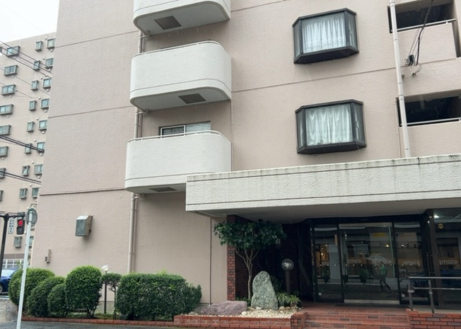 【現況写真】 | チサンマンション鹿沼台 | 道幅が広い場所は日当たりや風通が良好です。幅が広いのですれ違いも可能ですし大きな車でも駐車可能！一方で、大型車が通ることも多くなるため交通量の増加により騒音に繋がります。また土地の値段が高くなります。