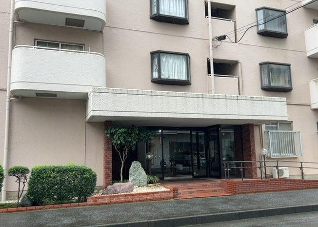 【構造・工法・仕様】 | チサンマンション鹿沼台 | ＲＣ造、Reinforced Concreteは直訳すると補強されたコンクリートです。主に柱や梁・床・壁が鉄筋とコンクリートで構成おり、鉄筋を組んだ型枠にコンクリートを流し込んで固めたものを指します。