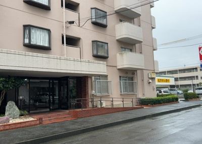 【構造・工法・仕様】 | チサンマンション鹿沼台 | ＳＲＣ造は強度や耐震性の面でもRC造と比べて優れています。そのため、10階建以上の高層または超高層マンションなどの建築にも多く採用されています。柱や梁などのサイズが小さくても高い耐震性を確保できます。