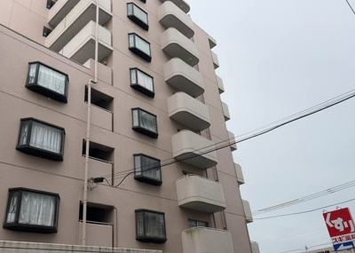 【バルコニー】 | チサンマンション鹿沼台 | 一般的なバルコニーは、奥行1.5ｍ程ですが、ワイルドバルコニーは2ｍまで広がっています。そのため洗濯物の間隔をあけ干すことができ、乾きやすいというメリットや、ガーデニングが楽しめる等の特徴があります。