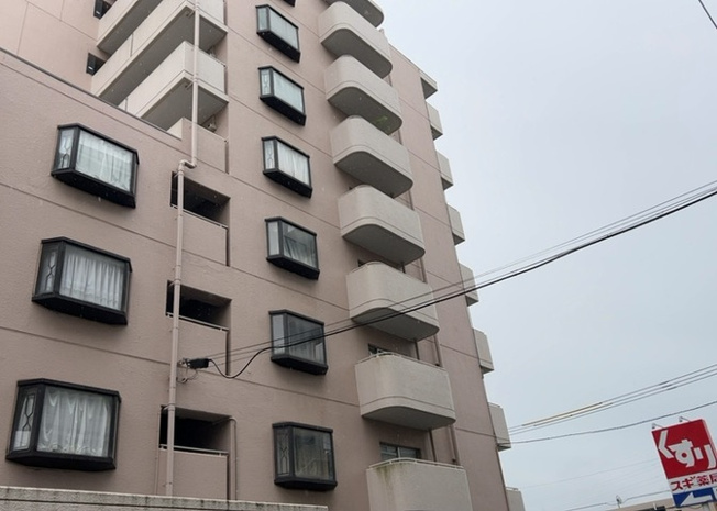 【バルコニー】 | チサンマンション鹿沼台 | 一般的なバルコニーは、奥行1.5ｍ程ですが、ワイルドバルコニーは2ｍまで広がっています。そのため洗濯物の間隔をあけ干すことができ、乾きやすいというメリットや、ガーデニングが楽しめる等の特徴があります。
