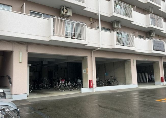 【駐車場】 | チサンマンション鹿沼台 | 車一台あたりに必要なスペースは、標準サイズの普通自動車で横幅2m50cm、長さ5mは必要になります。ただし、乗降のことも考慮して横幅3m30cm、長さ5m50cmほどは確保できるところを選びましょう。