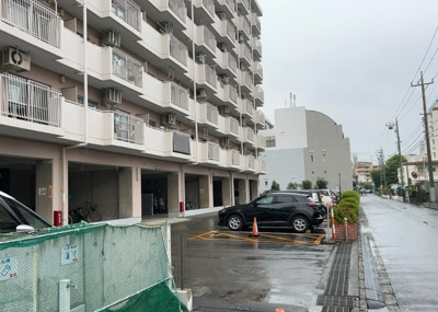 【駐車場】 | チサンマンション鹿沼台 | 駐車場と明記されていても、最小スペースでつくられた駐車場だと大型車は駐車できなかったり、出入りしにくくなったりする可能性があります。お車のサイズと購入したい物件の駐車場のサイズを現地で確認しましょう。