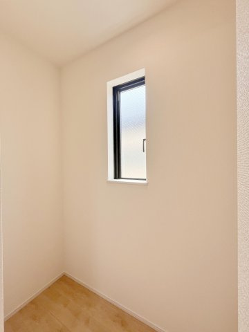 葛飾区南水元４丁目　新築分譲住宅　全６棟の収納|大容量の収納力のパントリー。食品はもちろん、食器、調理器具、日用品、消耗品、備蓄用の非常食などもいろいろと収納できます♪　