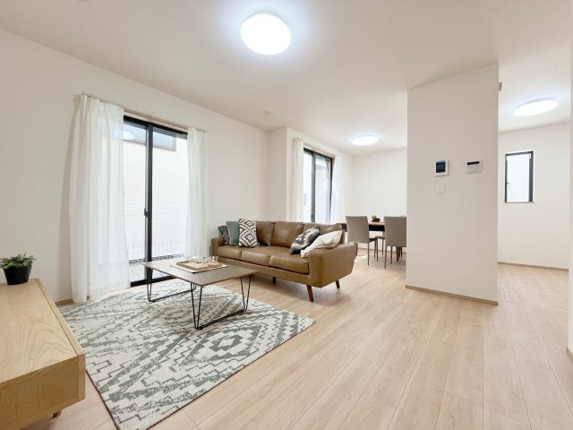 葛飾区南水元４丁目　新築分譲住宅　全６棟の居間・リビング|明るい光が射し込む、広々リビングダイニング。家族とのコミュニケーションがさらに広がります。　