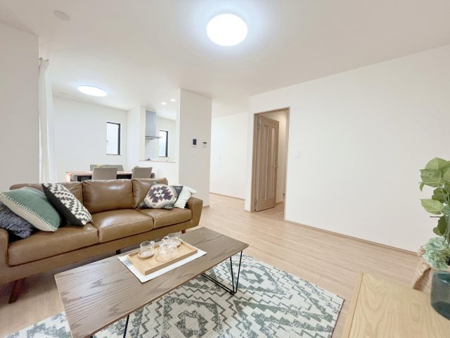 葛飾区南水元４丁目　新築分譲住宅　全６棟の居間・リビング|明るい光が射し込む、広々リビングダイニング。家族とのコミュニケーションがさらに広がります。　