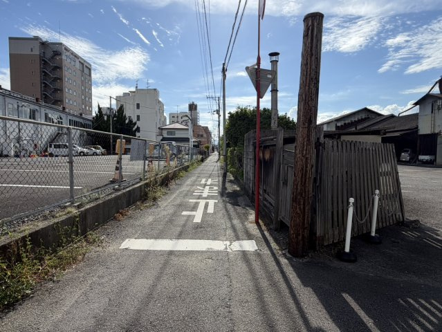 西条市大町793　売土地の前面道路含む現地写真