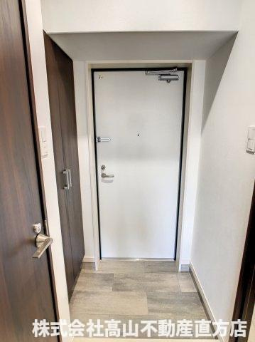 直方市大字下新入の賃貸マンションの玄関