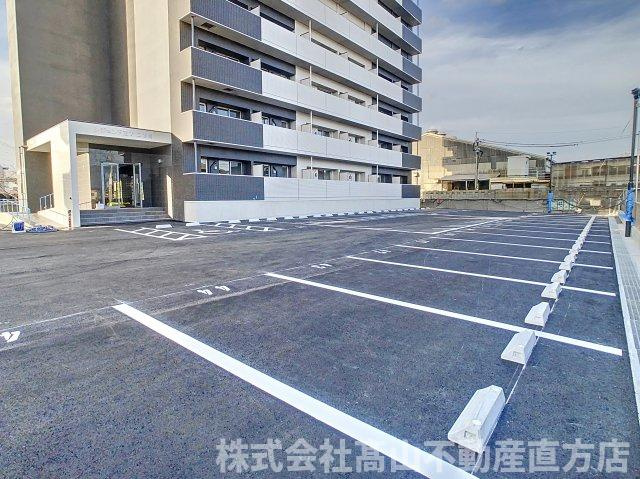 直方市大字下新入の賃貸マンションの駐車場