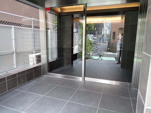 コンフォリア・リヴ文京千駄木のエントランス
