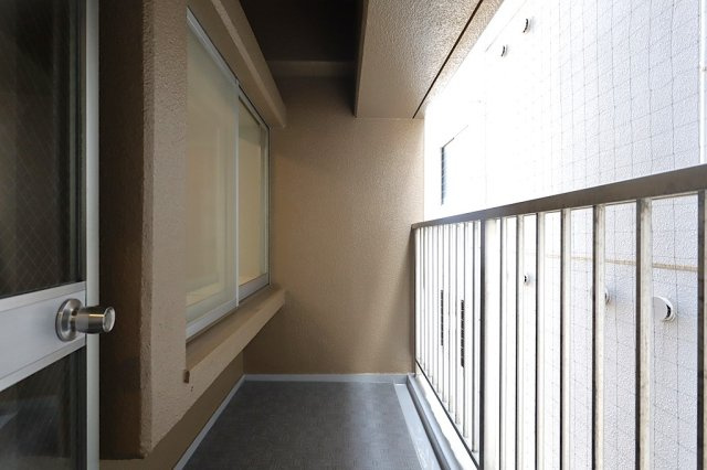 NEOダイキョー甲子園Ⅱのバルコニー|バルコニーを3カ所に備えた、開放感のある住まいです。用途に合わせて使い分けたりと、暮らしの中で便利に活用できるのが魅力です。
