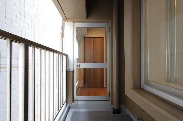 NEOダイキョー甲子園Ⅱのバルコニー|バルコニーを3カ所に備えた、開放感のある住まいです。用途に合わせて使い分けたりと、暮らしの中で便利に活用できるのが魅力です。
