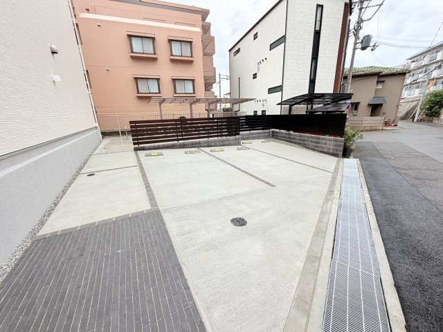 リブリ・中山手の駐車場