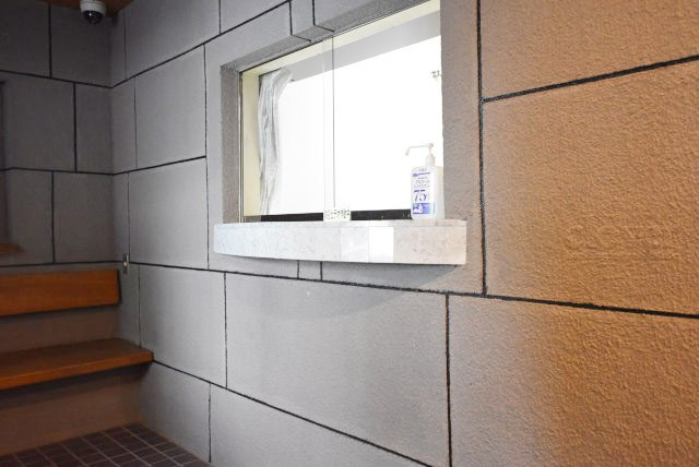 【受付】 | コーポ小石川 | 管理人さんが勤務する管理室です。マンションに出入りする人たちを見守り、注意を払ってくれています。～即日のご見学可能～　お問合せはお気軽にどうぞ。