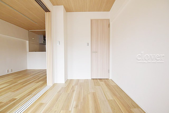 【洋室】 | コーポ小石川 | 大きな収納力が魅力の洋室。多くのお客様から、「欲しいもの＝収納」という声をいただきますが、まさにこのようなお部屋は需要の高さを感じます。～即日のご見学可能～　お問合せはお気軽にどうぞ。