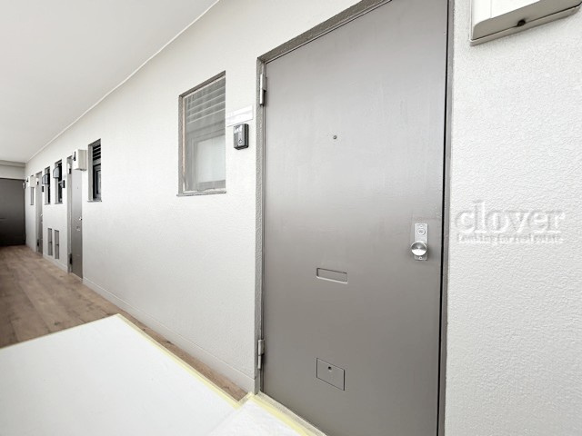 【その他共用部分】 | コーポ小石川 | 皆様をお迎えする、お部屋の玄関ドア。開けやすさや開放角度、ドアノブの操作しやすさや鍵の形状などを、現地で一度ご確認ください。～即日のご見学可能～　お問合せはお気軽にどうぞ。
