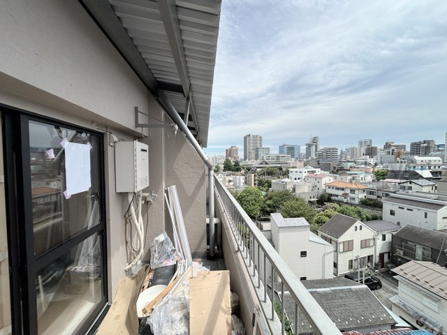 【バルコニー】 | コーポ小石川 | バルコニーの様子。ここからの眺めが、日々のストレスを発散してくれることでしょう。ちなみにバルコニーは専有部分ではなく「共用部分」の扱いです。～即日のご見学可能～　お問合せはお気軽にどうぞ。
