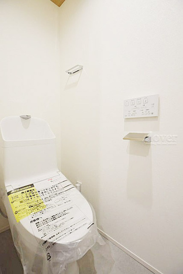 【トイレ】 | コーポ小石川 | 温水洗浄便座つき　トイレはもともと個人の領域である自宅の中でも、最もプライベートな空間です。だからこそ、ほしい「落ち着き」がここにあります。～即日のご見学可能～　お問合せはお気軽にどうぞ。