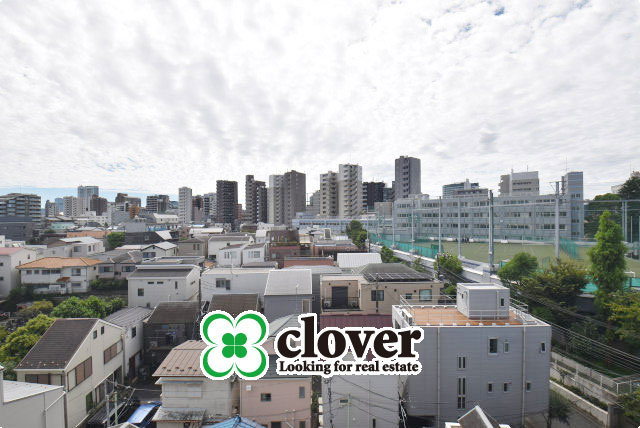 【展望】 | コーポ小石川 | 眼前に広がる空の雄大さと、このお部屋の自慢の一つである「眺望」をご覧ください。毎日、この景色を独り占めできる新生活に夢が広がります。～即日のご見学可能～　お問合せはお気軽にどうぞ。