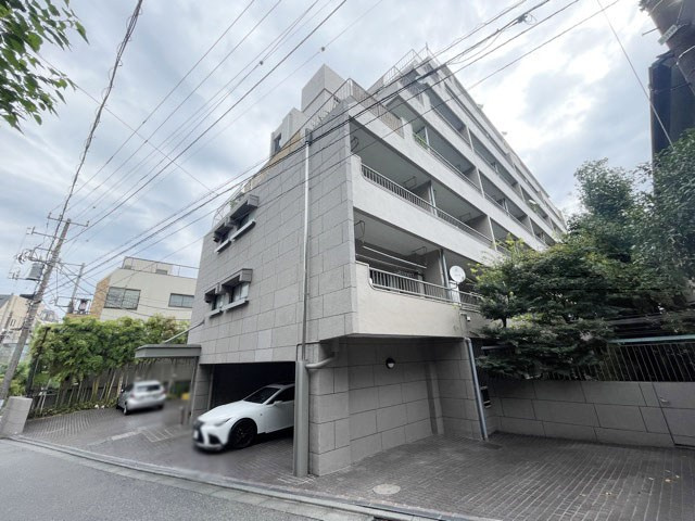 【現況写真】 | コーポ小石川 | 前面道路と外観の様子です。～即日のご見学可能～　お問合せはお気軽にどうぞ。