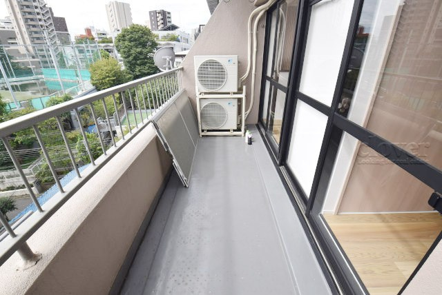 【バルコニー】 | コーポ小石川 | バルコニーの様子。ここからの眺めが、日々のストレスを発散してくれることでしょう。ちなみにバルコニーは専有部分ではなく「共用部分」の扱いです。～即日のご見学可能～　お問合せはお気軽にどうぞ。
