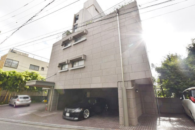 【外観】 | コーポ小石川 | 手入れの行き届いた外壁やエントランスなど、「見ればわかる」レベルで清潔感を保ったマンションです。築年数を感じさせない姿で皆様をお出迎えします。～即日のご見学可能～　お問合せはお気軽にどうぞ。
