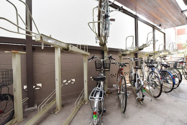 【駐輪場】 | コーポ小石川 | 立体式の自転車置き場。マンションの共用部にあたります。空きの有無や駐輪料金、各戸の台数制限などについては、改めてお問い合わせください。～即日のご見学可能～　お問合せはお気軽にどうぞ。
