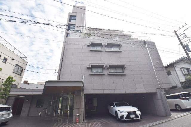 【外観】 | コーポ小石川 | 手入れの行き届いた外壁やエントランスなど、「見ればわかる」レベルで清潔感を保ったマンションです。築年数を感じさせない姿で皆様をお出迎えします。～即日のご見学可能～　お問合せはお気軽にどうぞ。
