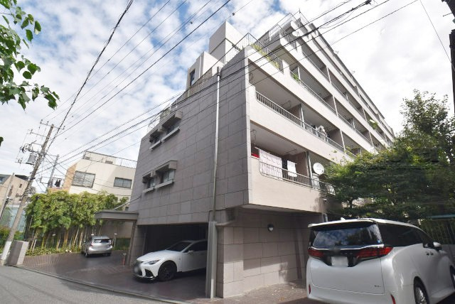 【現況写真】 | コーポ小石川 | 前面道路と外観の様子です。～即日のご見学可能～　お問合せはお気軽にどうぞ。