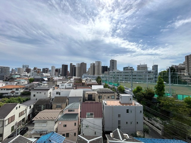 【展望】 | コーポ小石川 | 眼前に広がる空の雄大さと、このお部屋の自慢の一つである「眺望」をご覧ください。毎日、この景色を独り占めできる新生活に夢が広がります。～即日のご見学可能～　お問合せはお気軽にどうぞ。

