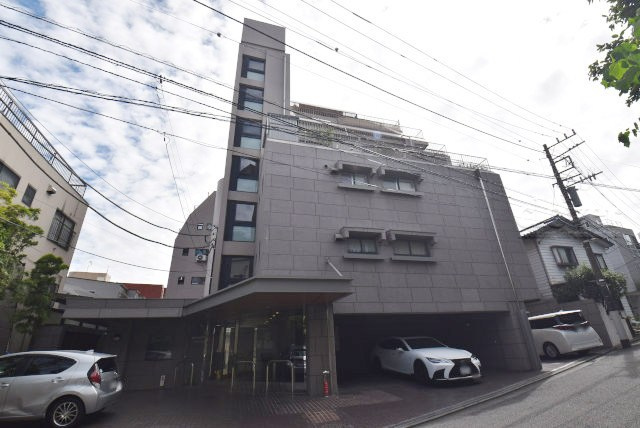 【外観】 | コーポ小石川 | 手入れの行き届いた外壁やエントランスなど、「見ればわかる」レベルで清潔感を保ったマンションです。築年数を感じさせない姿で皆様をお出迎えします。～即日のご見学可能～　お問合せはお気軽にどうぞ。