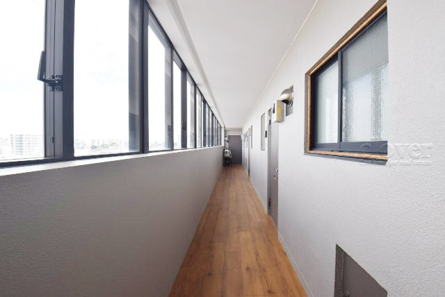 【その他共用部分】 | コーポ小石川 | 共用廊下です。ここもきれいに清掃されています。周囲のお部屋の様子も、ぜひ伺ってみてください。～即日のご見学可能～　お問合せはお気軽にどうぞ。
