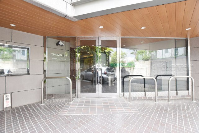 【エントランス】 | コーポ小石川 | オートロックを備えた、マンションのエントランス。やはりセキュリティの観点は欠かすことができません。皆様を“安全”に送り出し、出迎えてくれます。～即日のご見学可能～　お問合せはお気軽にどうぞ。