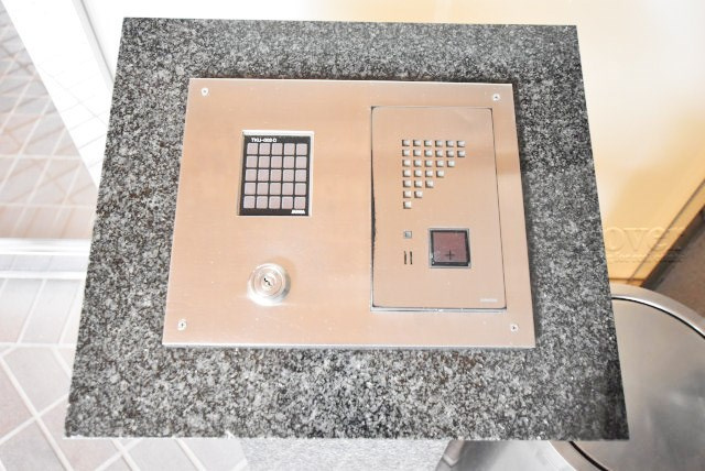【防犯設備】 | コーポ小石川 | 部外者の出入りを規制するオートロックの操作盤。「マンションに欲しいセキュリティ」の筆頭格です。これがあるだけで、安心感はひときわ増します。～即日のご見学可能～　お問合せはお気軽にどうぞ。