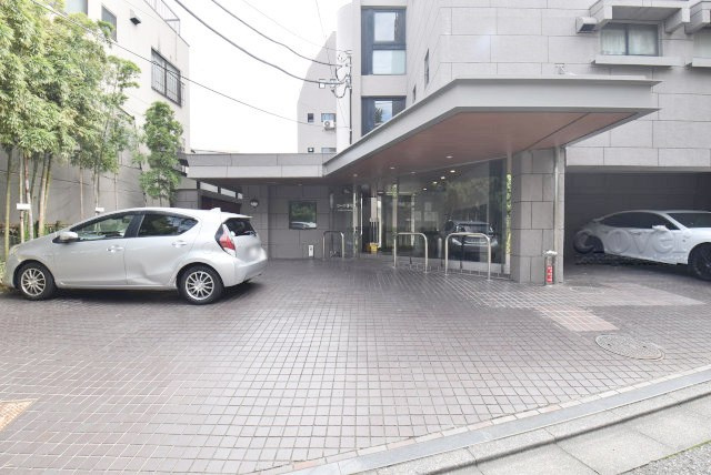 【エントランス】 | コーポ小石川 | オートロックを備えた、マンションのエントランス。やはりセキュリティの観点は欠かすことができません。皆様を“安全”に送り出し、出迎えてくれます。～即日のご見学可能～　お問合せはお気軽にどうぞ。