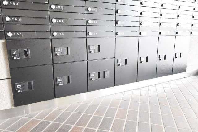 【設備】 | コーポ小石川 | 仕事をしたり、家をあけがちな人にとっては必須となる、宅配BOX。ネット通販や宅配サービスの利用頻度が高い人にとっても、うれしい設備です。～即日のご見学可能～　お問合せはお気軽にどうぞ。