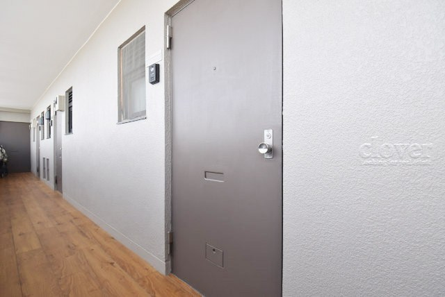 【その他共用部分】 | コーポ小石川 | 皆様をお迎えする、お部屋の玄関ドア。開けやすさや開放角度、ドアノブの操作しやすさや鍵の形状などを、現地で一度ご確認ください。～即日のご見学可能～　お問合せはお気軽にどうぞ。
