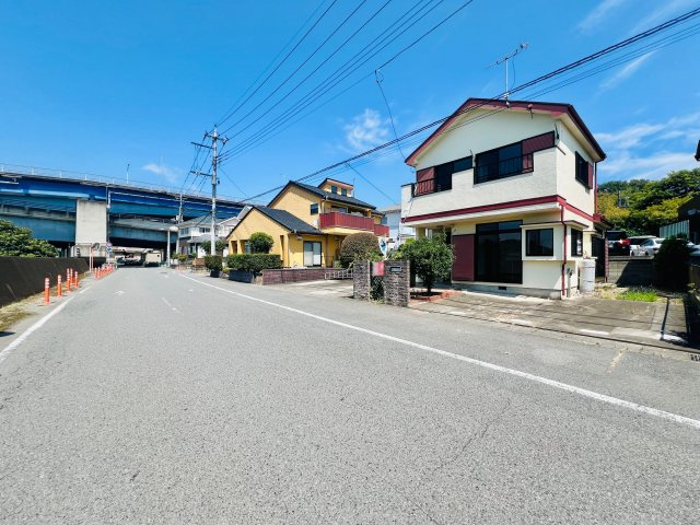 高崎市新後閑町の前面道路含む現地写真|前面道路広々で、駐車が苦手な方にもおススメ