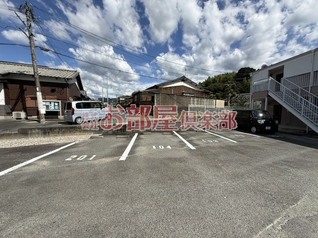 サンヒルズ岡Ⅱの駐車場|駐車場に車を止められます