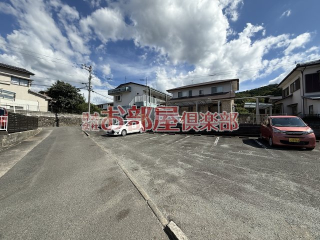 サンヒルズ岡Ⅱの駐車場|駐車場に車を止められます