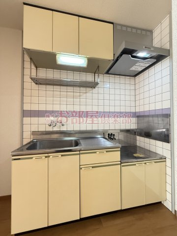 サンヒルズ岡Ⅱのキッチン|コンパクトなキッチンで掃除もラクラク