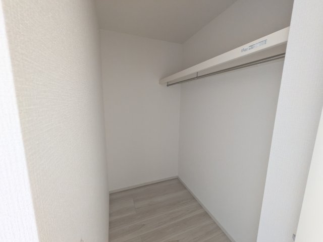 水戸市酒門町16期　新築戸建　1号棟の収納|大容量のウォークインクローゼット。衣類はもちろん、スーツケースや季節の家電もまとめて収納でき、居室空間をすっきりと保ちます。