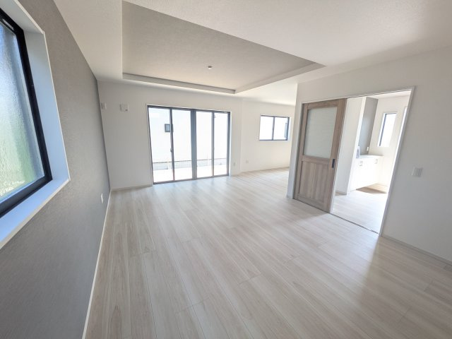 水戸市酒門町16期　新築戸建　1号棟の居間・リビング|居心地の良いデザインと機能性を両立。ご友人を招いたり、趣味を楽しんだり、様々なシーンで活躍する団らんの中心地です。