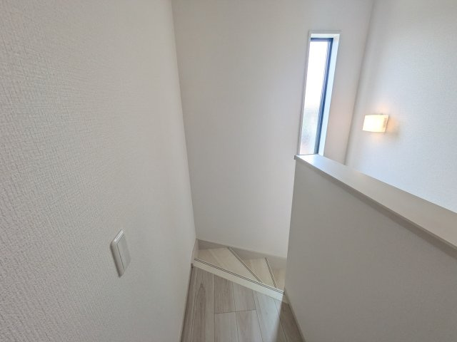 水戸市酒門町16期　新築戸建　1号棟の内装|窓付きで明るい階段は、手すり付きでお子様からご年配の方まで安心して上り下りができます♪