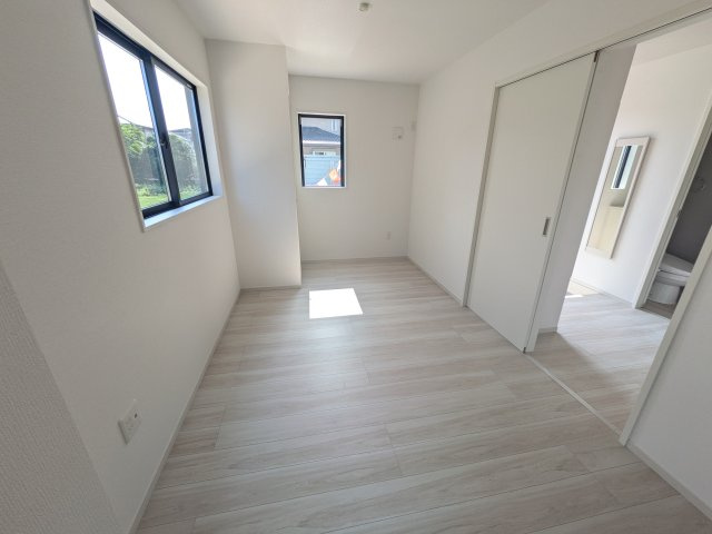 水戸市酒門町16期　新築戸建　1号棟の居間・リビング|リビングと繋がる多目的スペース。引き戸を開ければ広々LDK、閉じれば客間や書斎、お子様の遊び場に早変わりします。日当たりも良好です♪