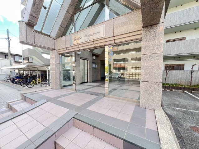 ファミール若園のエントランス